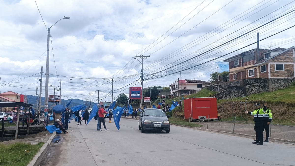 Manifestantes bloquearon parcialmente la Panamericana Sur en la Y de Tarqui, durante la primera jornada del paro indígena y campesino por el agua de Cuenca.