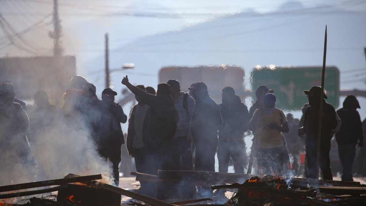 Personas participan en una manifestación este martes, en Tabacundo (Ecuador).