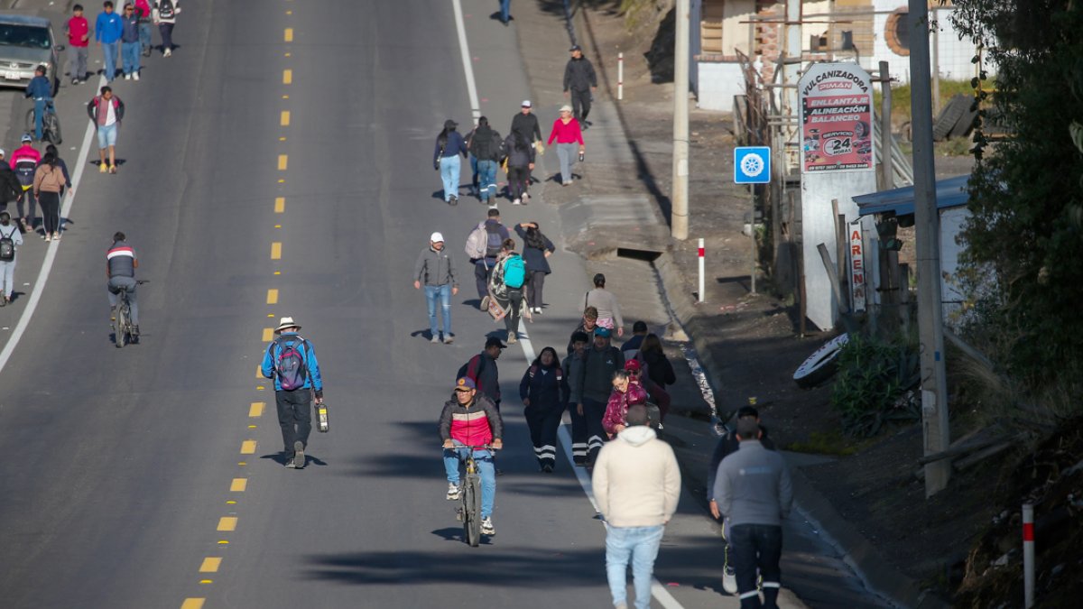 Personas transitan una vía este martes, en Tabacundo (Ecuador).