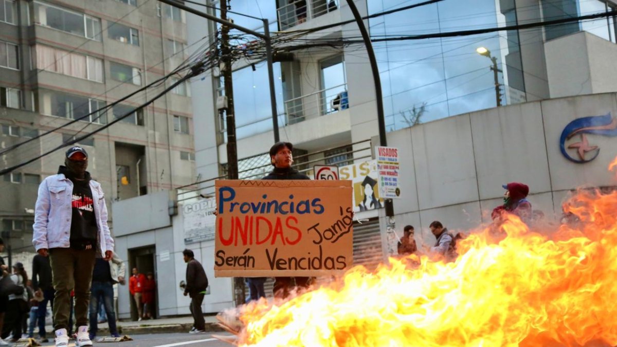 Estudiantes de la Universidad Central y organizaciones sociales marcharon por la avenida 10 de Agosto en Quito.