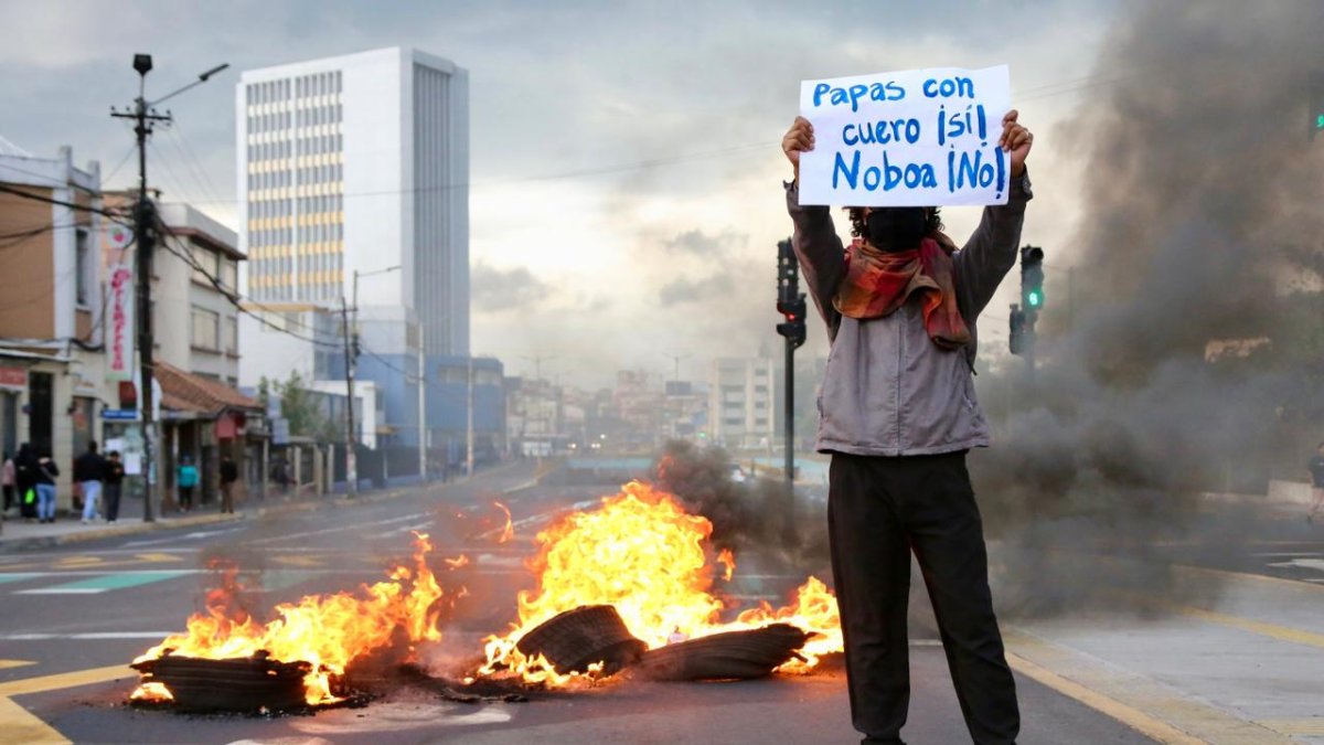 Estudiantes de la Universidad Central marchan por el centro de Quito con banderas y carteles en rechazo al alza del diésel.