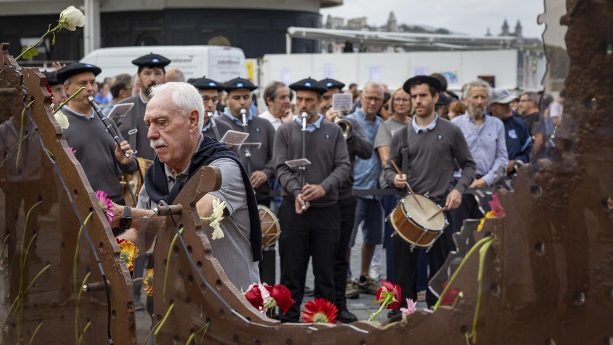 Un hombre participa en la ofrenda floral en recuerdo y homenaje a las víctimas del franquismo, organizada por el Ayuntamiento donostiarra con motivo del Día de la Memoria Histórica de San Sebastián.