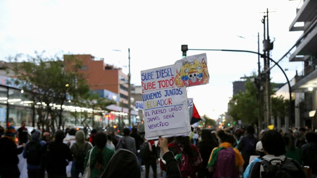 La marcha avanzó por la Av 10 de agosto mientras manifestantes impiden el paso de los vehículos.