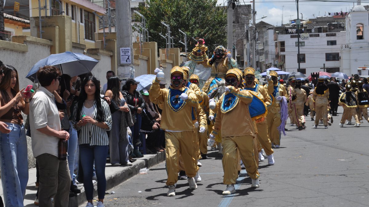La Mama Negra brillo con todo su esplendor en el primer día del desfile.