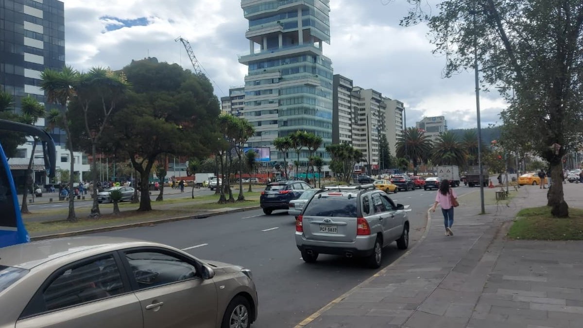 La AMT y el ECU 911 se ubicaron en distintos puntos de Quito para controlar que la circulación vehicular no se complique.