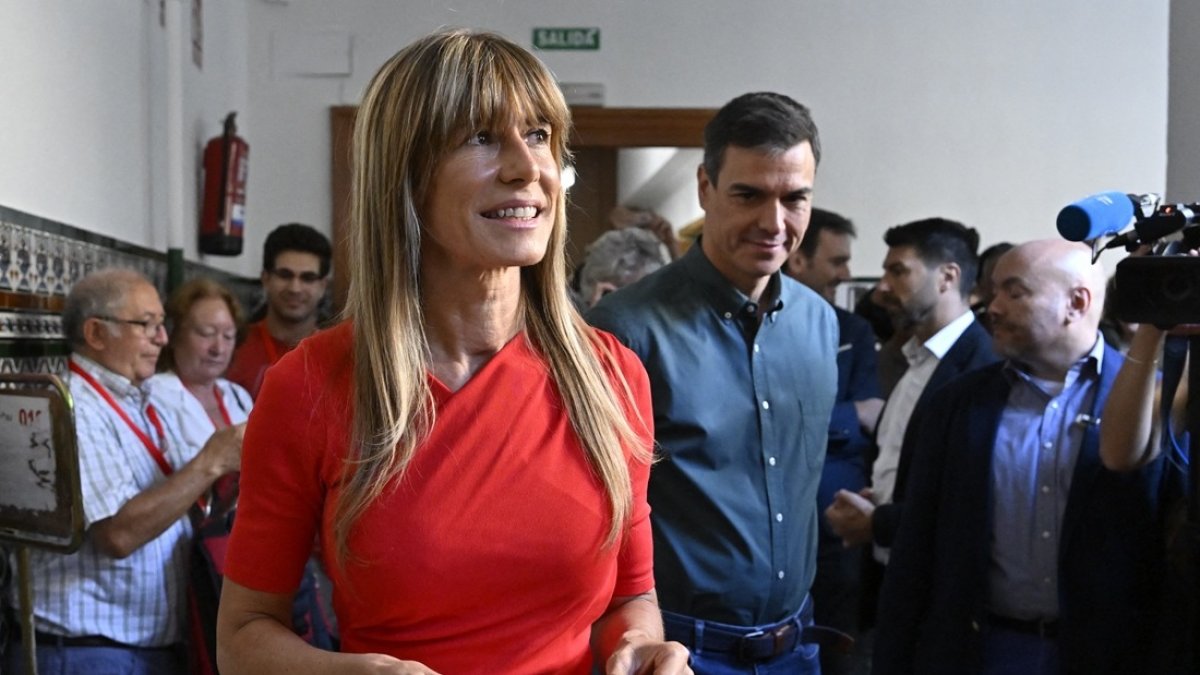 El primer ministro español Pedro Sánchez, mira a su esposa Begoña Gómez mientras emiten sus votos durante las elecciones generales de España, el 23 de julio de 2023.