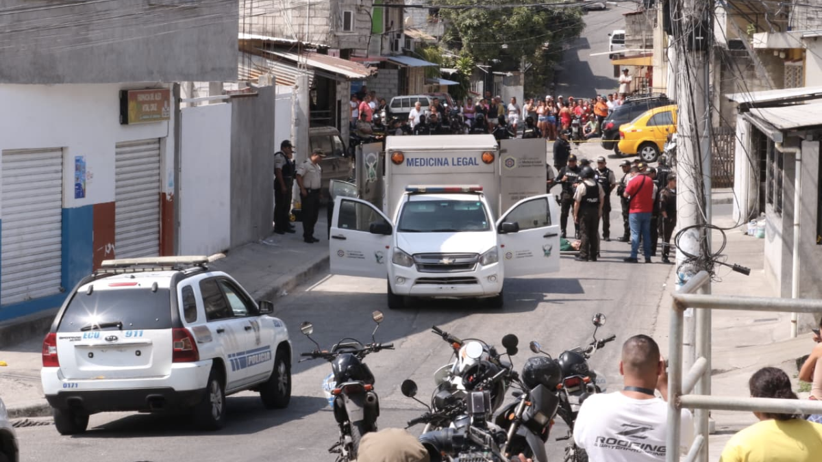 El vehículo donde se movilizaban los creadores de contenido quedó con múltiples impactos de bala.