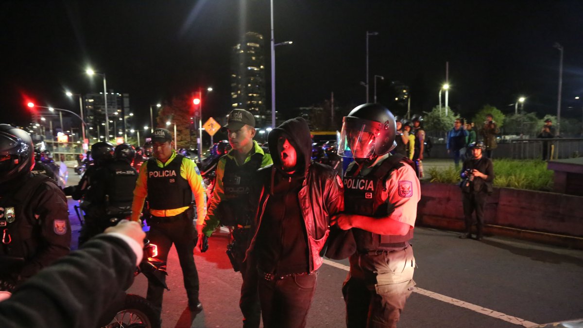 Al manifestante, un policía le lanzó gas directamente a la boca mientras lo llevaban detenido.