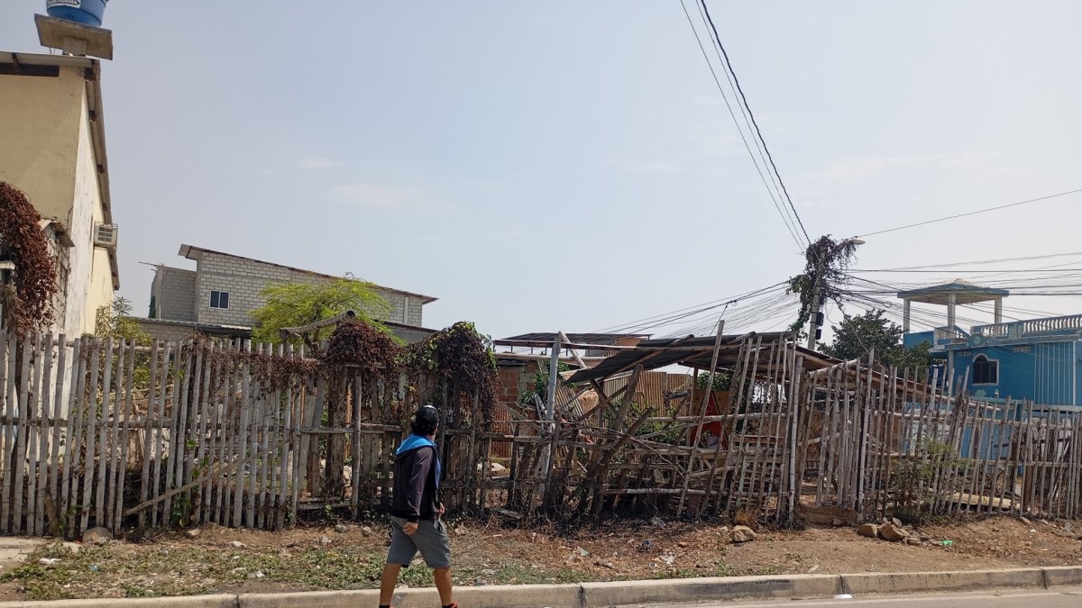 Ciudadanos reclaman porque en General Villamil Playas legalizar un terreno municipal, trámite que debería resolverse en pocos meses, demora años.