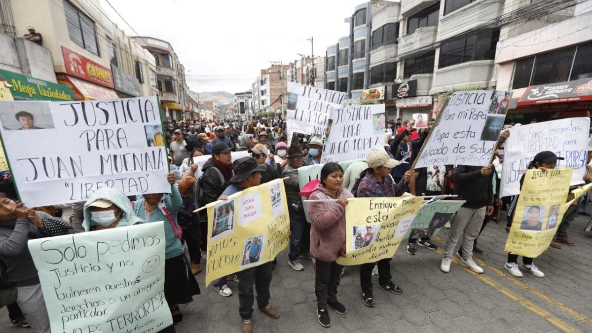 Familiares de los detenidos en las protestas se concentran afuera del coliseo Jacinto Collahuazo, en Otavalo, para exigir su liberación.
