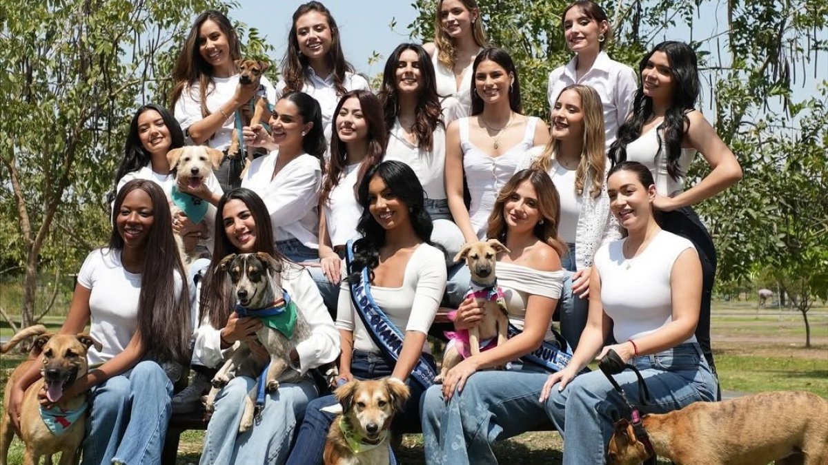 Las aspirantes junto a Jennifer Tutivén, actual soberana.