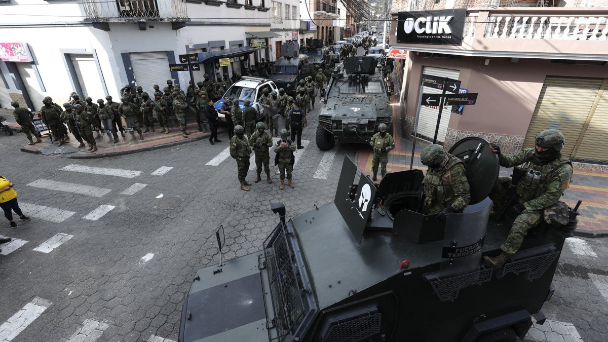 Integrantes de las Fuerzas Armadas custodian la ciudad este miércoles, en Otavalo (Ecuador).