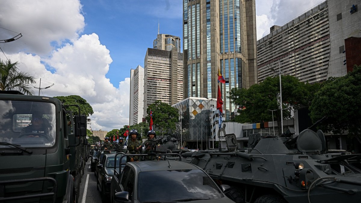 Miembros de las Fuerzas Armadas Bolivarianas participan en un despliegue militar en apoyo a Nicolás Maduro, en la Avenida Bolívar de Caracas el 23 de septiembre de 2025.