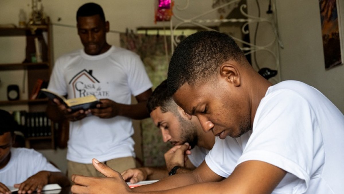 Jóvenes en rehabilitación rezan en la Casa de Rescate para drogadictos en La Habana el 22 de agosto de 2025.