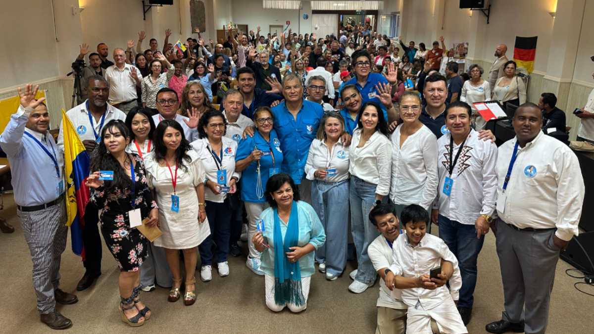 Luisa González estuvo en Bélgica, en una reunión con la militancia y Rafael Correa, en agosto 2025.