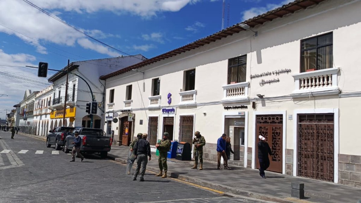 Varios locales comerciales están cerrados en el Centro Histórico de Latacunga.