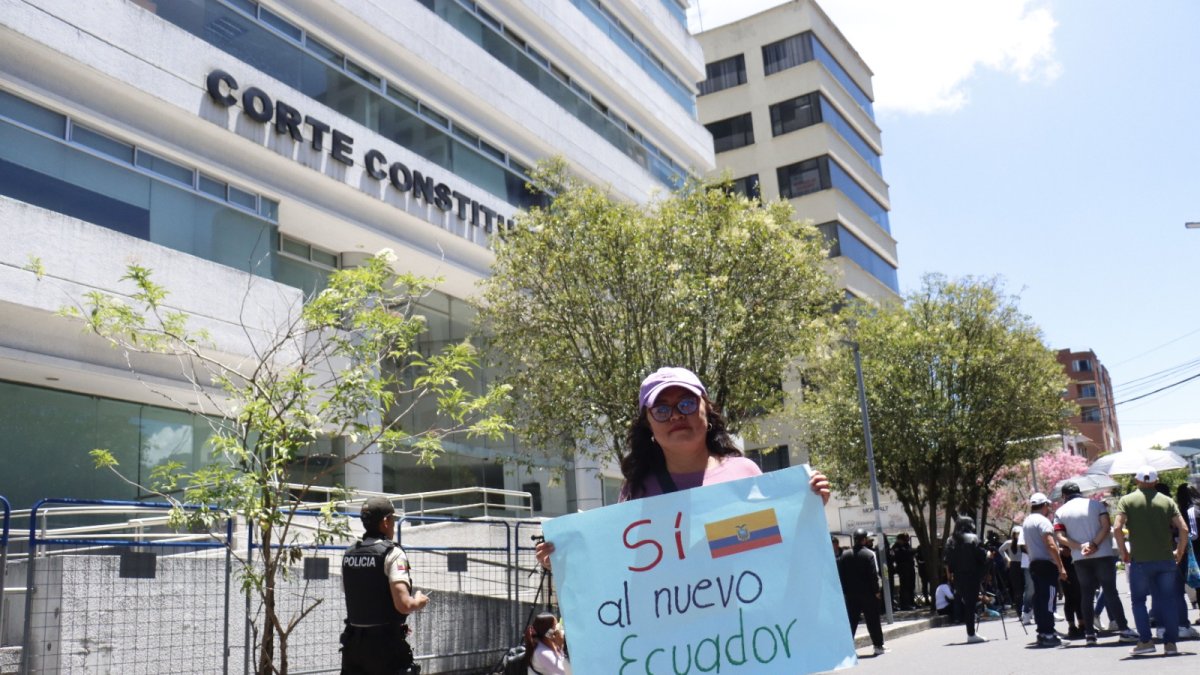 Simpatizantes al oficialismo se concentraron en los exteriores de la Corte Constitucional del Ecuador en los últimos días para exigir un fallo favorable a la convocatoria a la Constituyente.