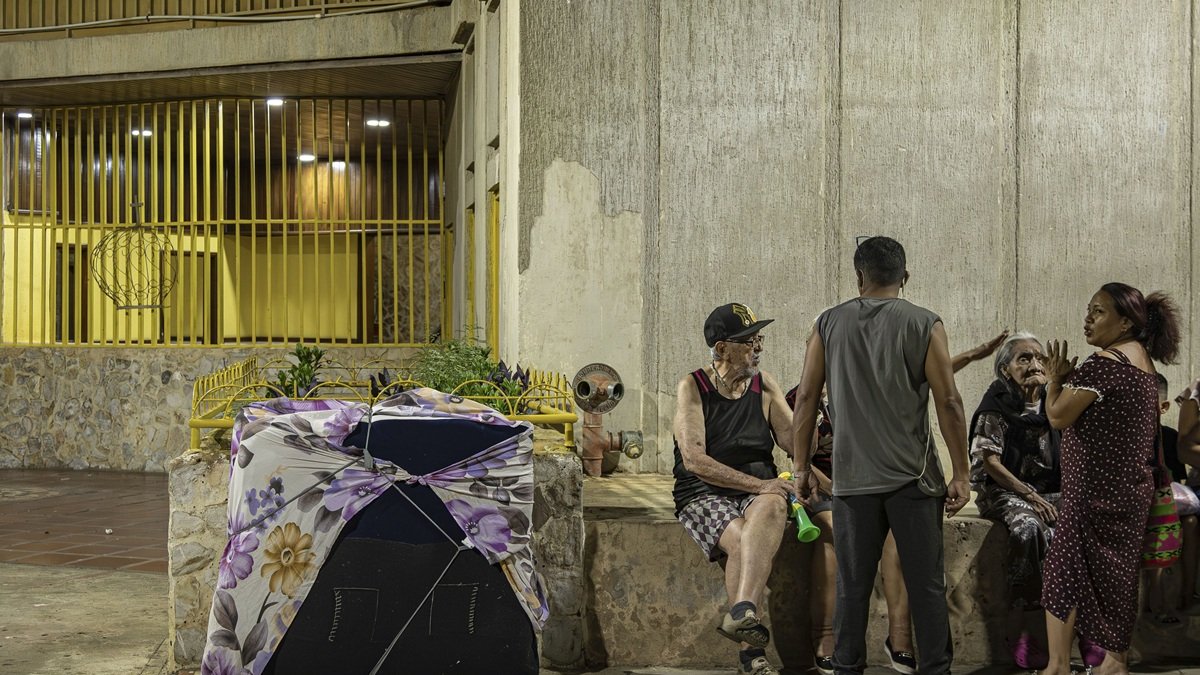 Personas permanecen en la calle durante la madrugada por movimientos sísmicos este jueves, en Maracaibo (Venezuela).