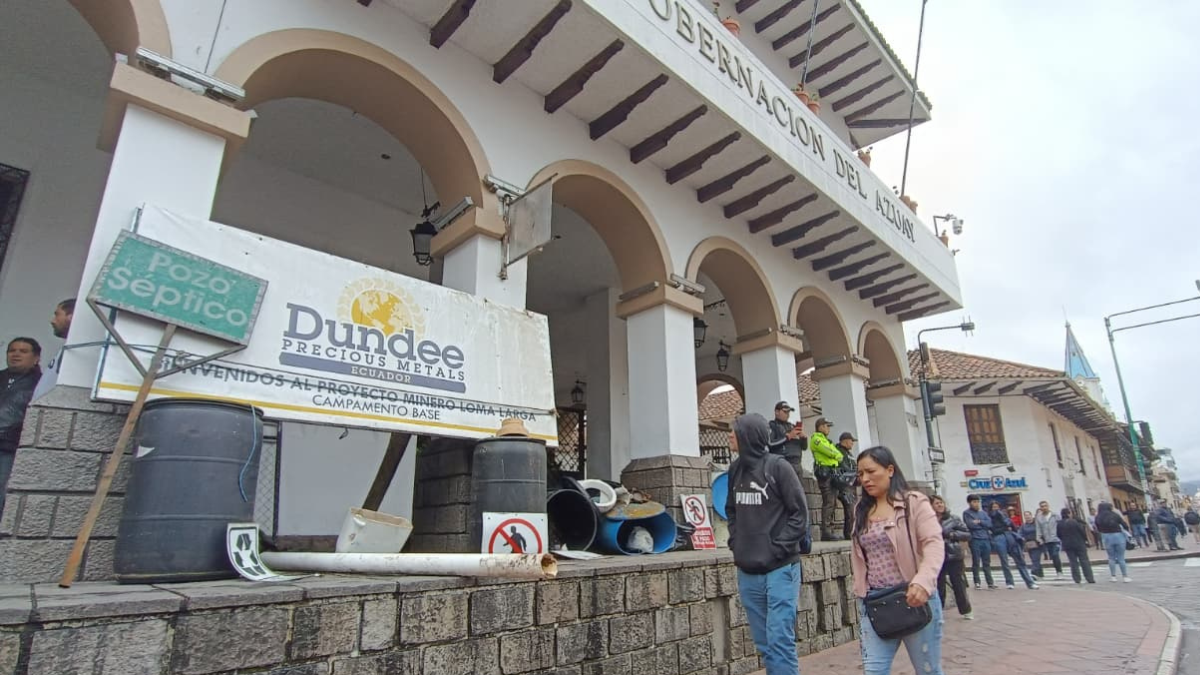Activistas defensores del agua de Cuenca hasta la Gobernación del Azuay y dejaron desechos como protesta.