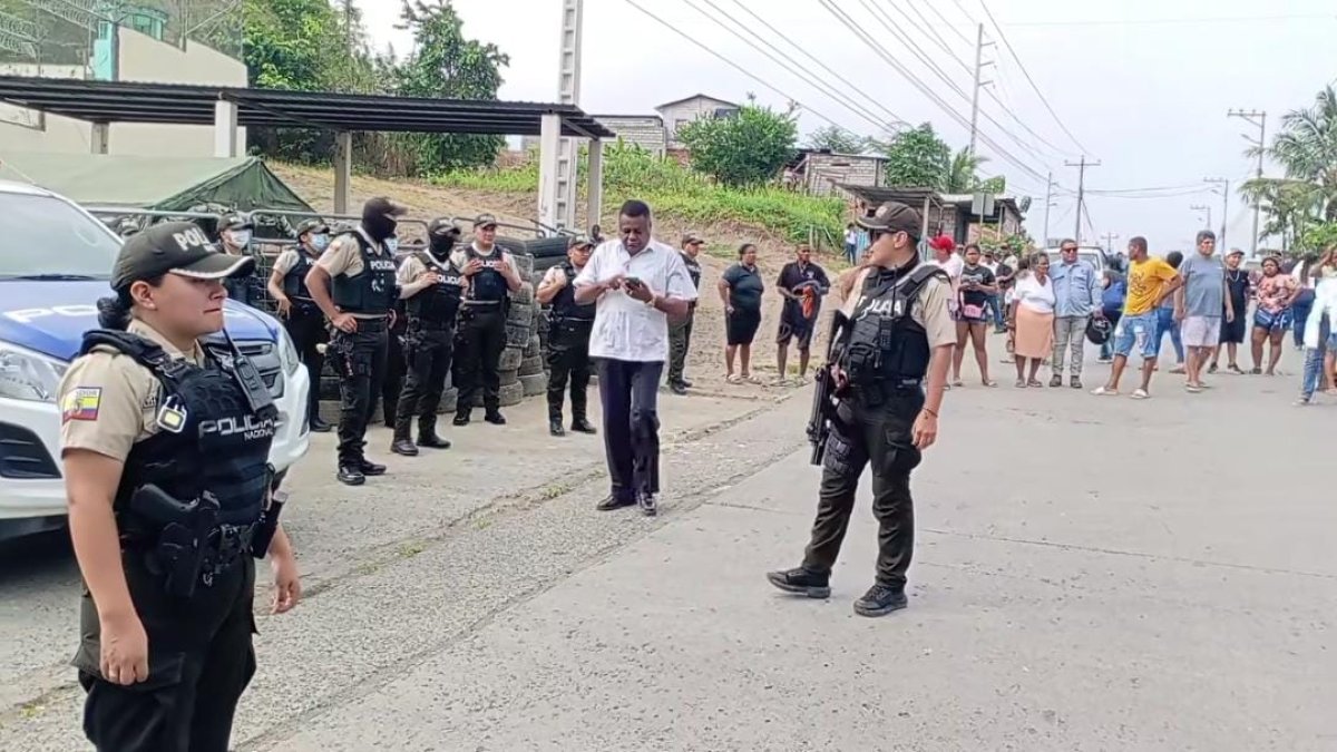 Familiares de los privados de libertad esperan con angustia noticias en los exteriores de la cárcel de Esmeraldas tras la masacre del 25 de septiembre de 2025.