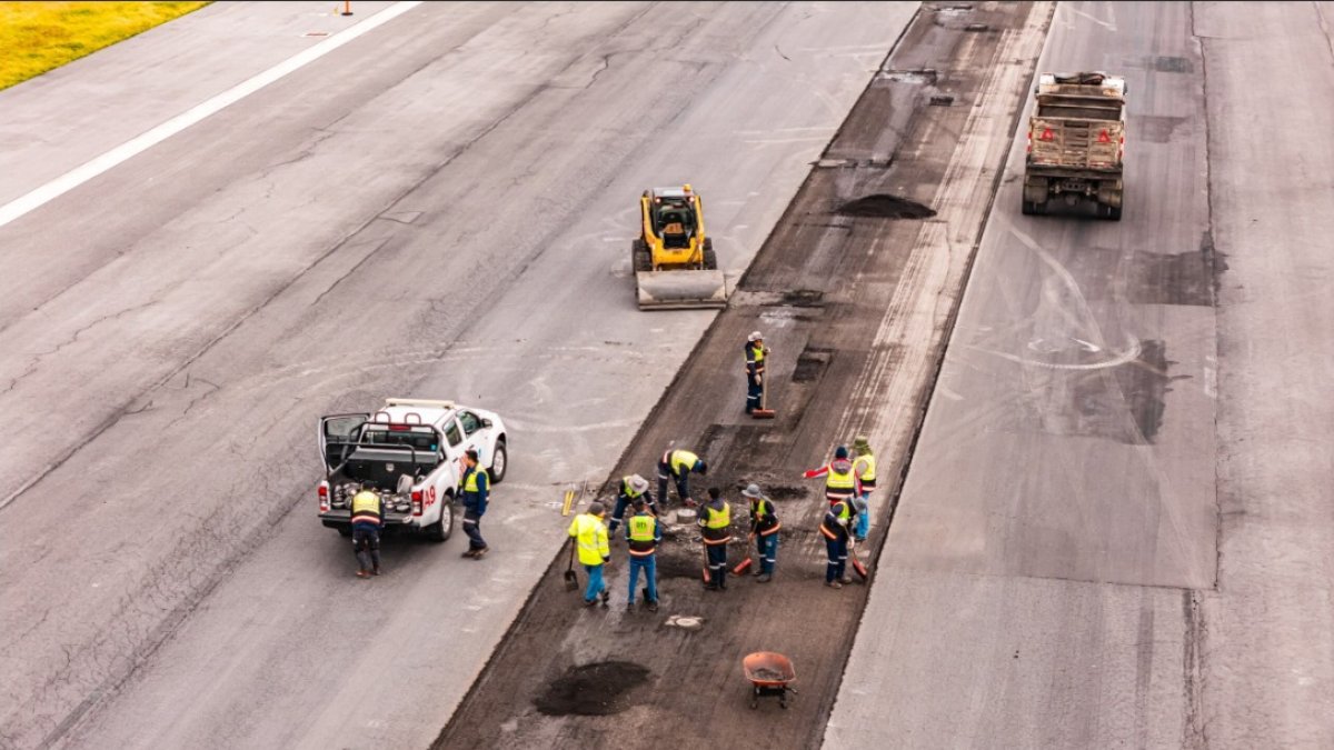 Los trabajos en la pista del aeropuerto de Quito se iniciaron en abril de 2025.