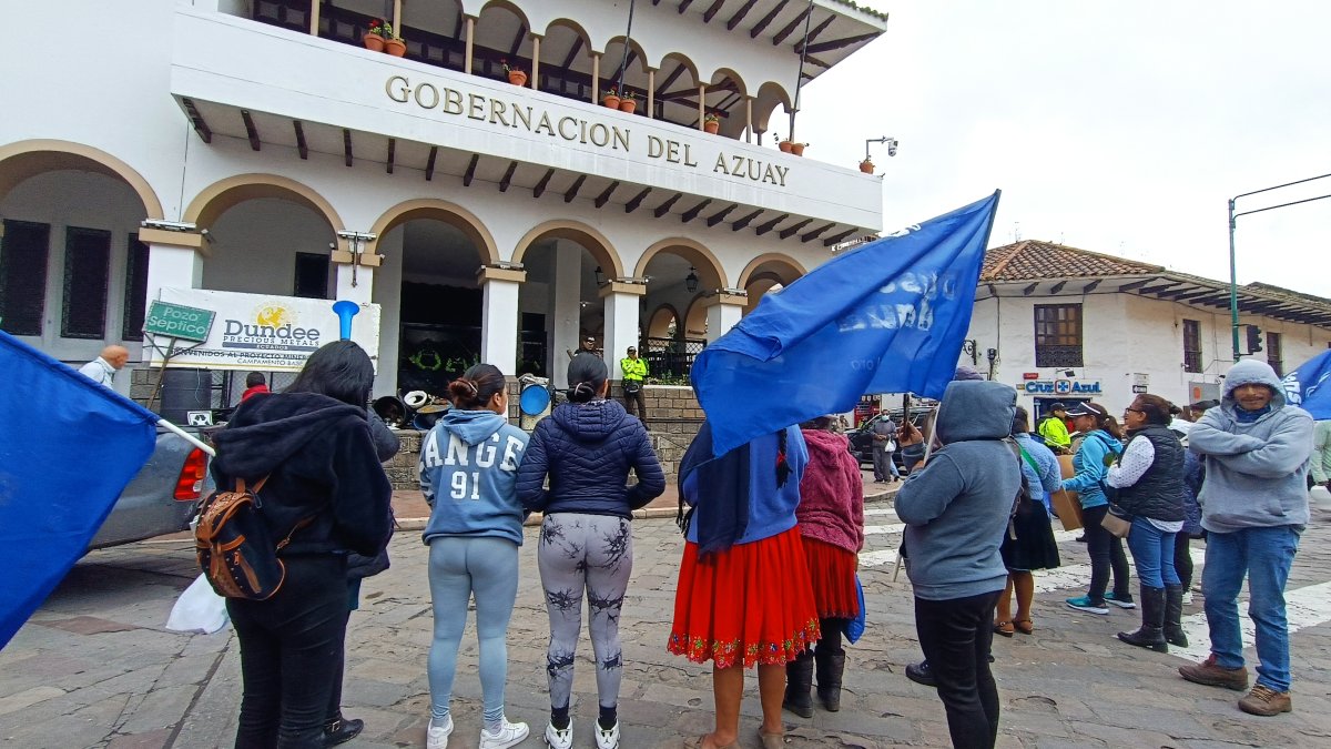 Tres activistas ambientales de Cuenca denunciaron el bloqueo de sus cuentas bancarias.