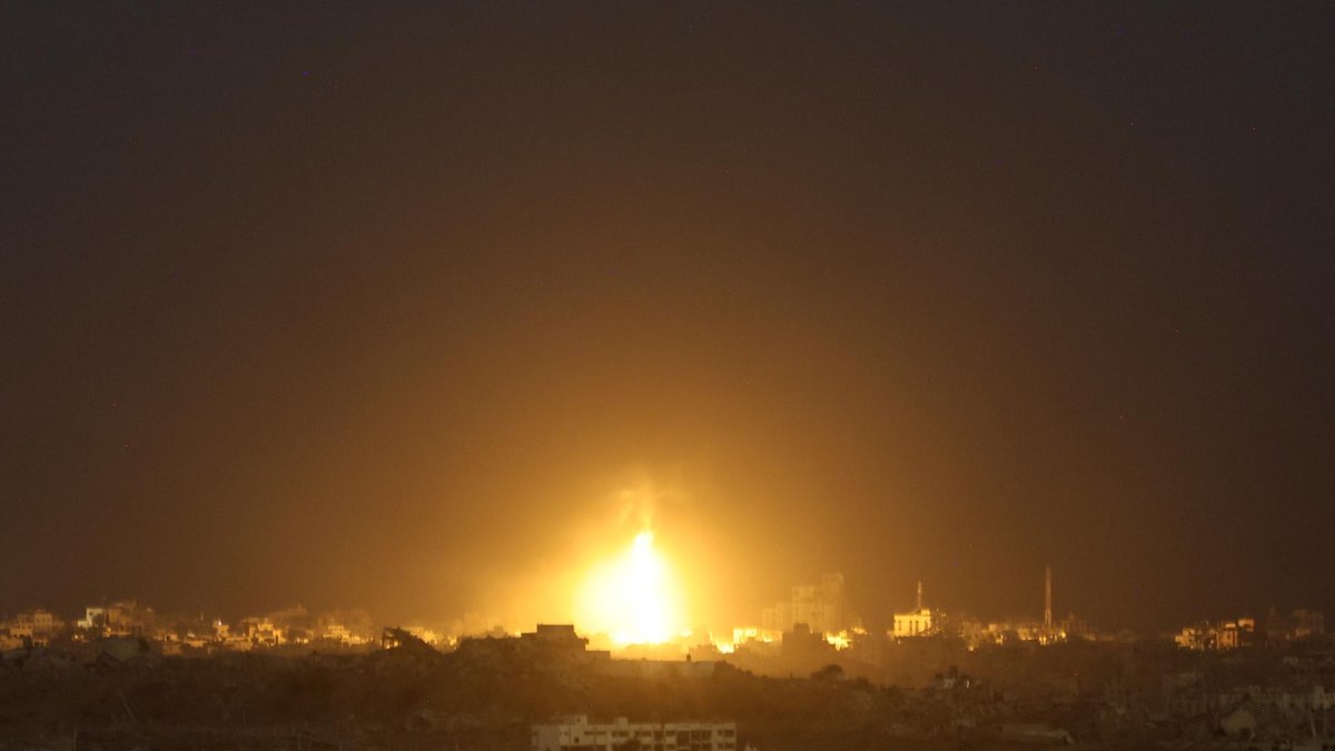 Vista del ataque aéreo israelí en las afueras de la ciudad de Gaza, desde un lugar no revelado en el lado israelí de la frontera con Gaza.