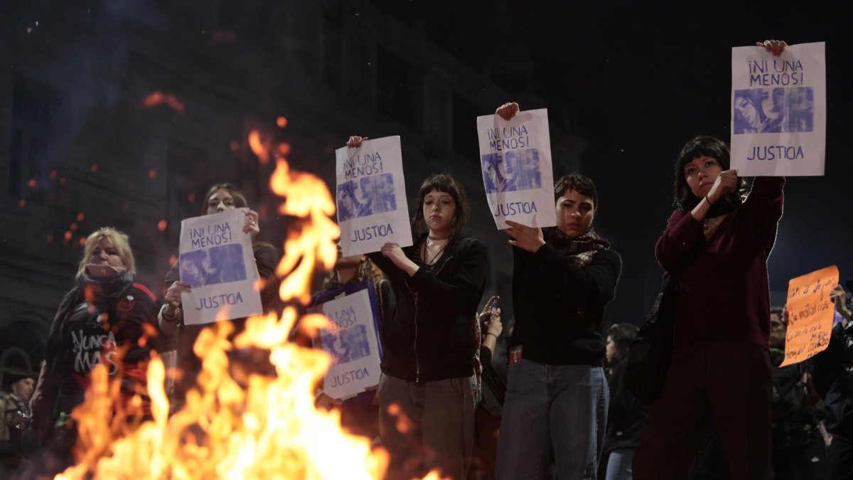 Personas sostienen carteles durante una manifestación el miércoles, 24  de septiembre de 2025, en Buenos Aires (Argentina).