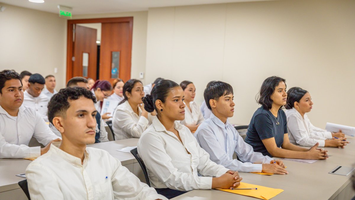 Convocatoria masiva: al proceso se inscribieron 12.940 postulantes, de los cuales fueron validados y escogidos 700 tras varias fases de evaluación.