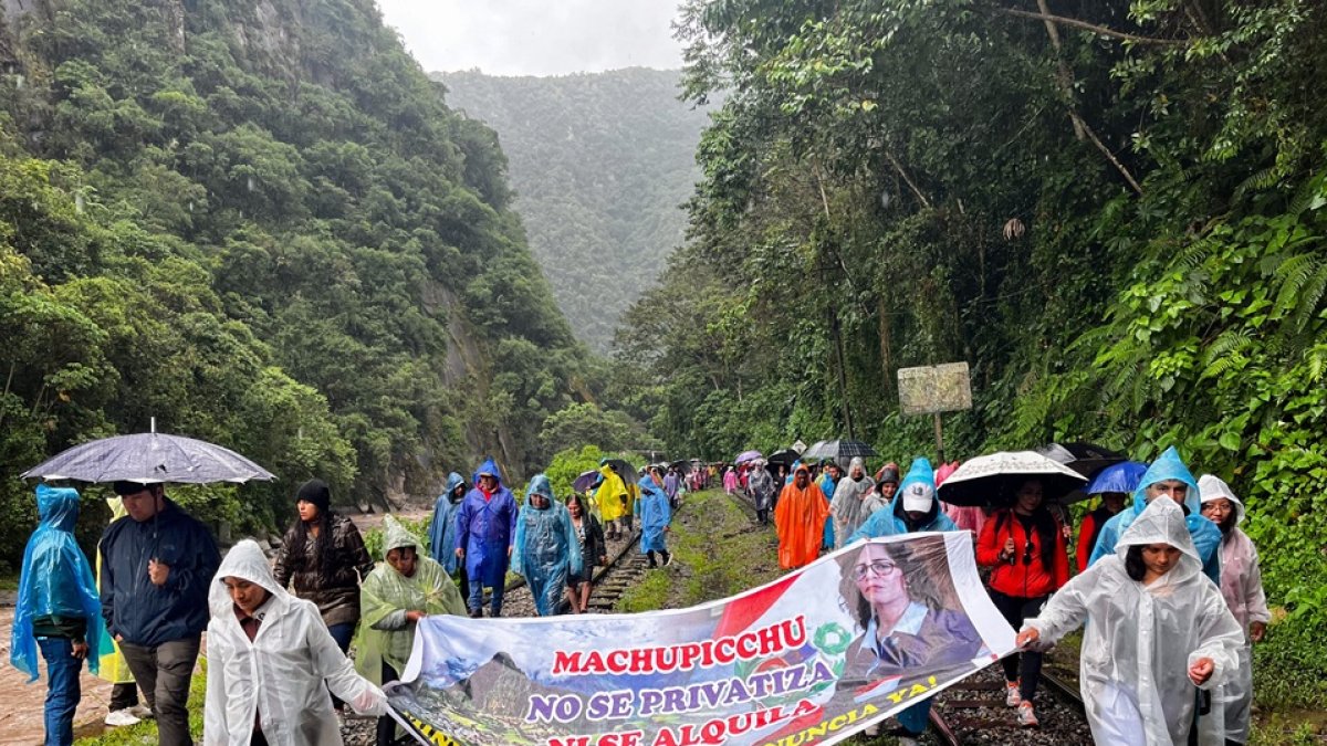 Operadores turísticos y pobladores se manifiestan en las vías del tren cerca de Machu Picchu contra la apertura de la venta de boletos en línea a las ruinas de la ciudadela inca.