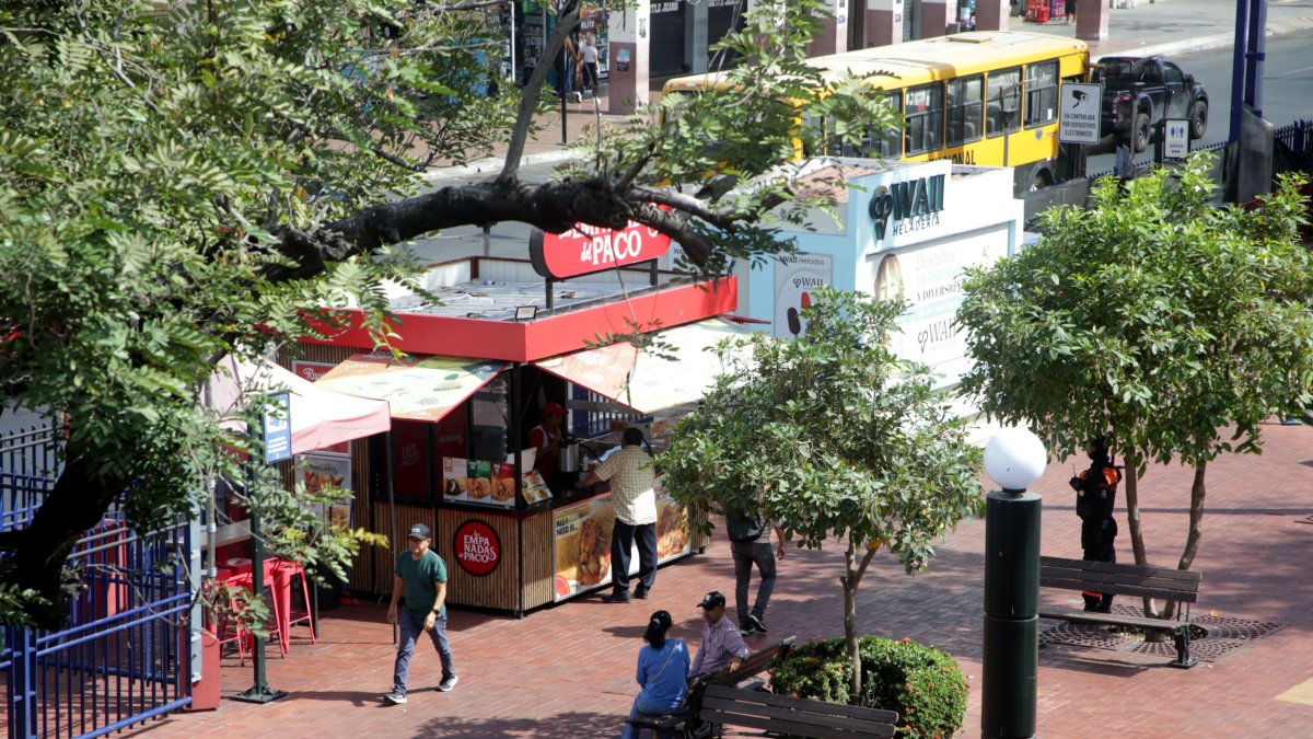 Comida. Muchos puestos se concentran cerca de los juegos infantiles, la entrada principal y Bahía Malecón, y otros están próximos a sectores como Mercado del Río