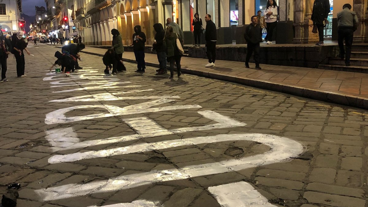 Manifestantes de Cuenca fueron reprimidos con violencia luego de pintar la frase 