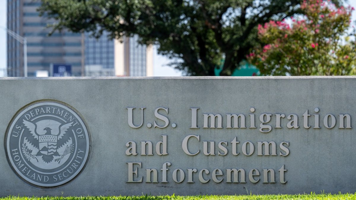 Se ve la entrada a un centro de detención del Servicio de Inmigración y Aduanas de Estados Unidos (ICE).