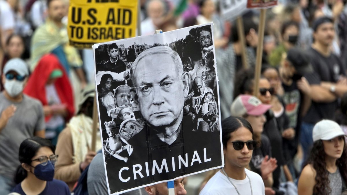 Una persona sostiene un cartel con el rostro del primer ministro israelí, Benjamin Netanyahu, durante una manifestación en contra de la guerra de Gaza en Nueva York (Estados Unidos).