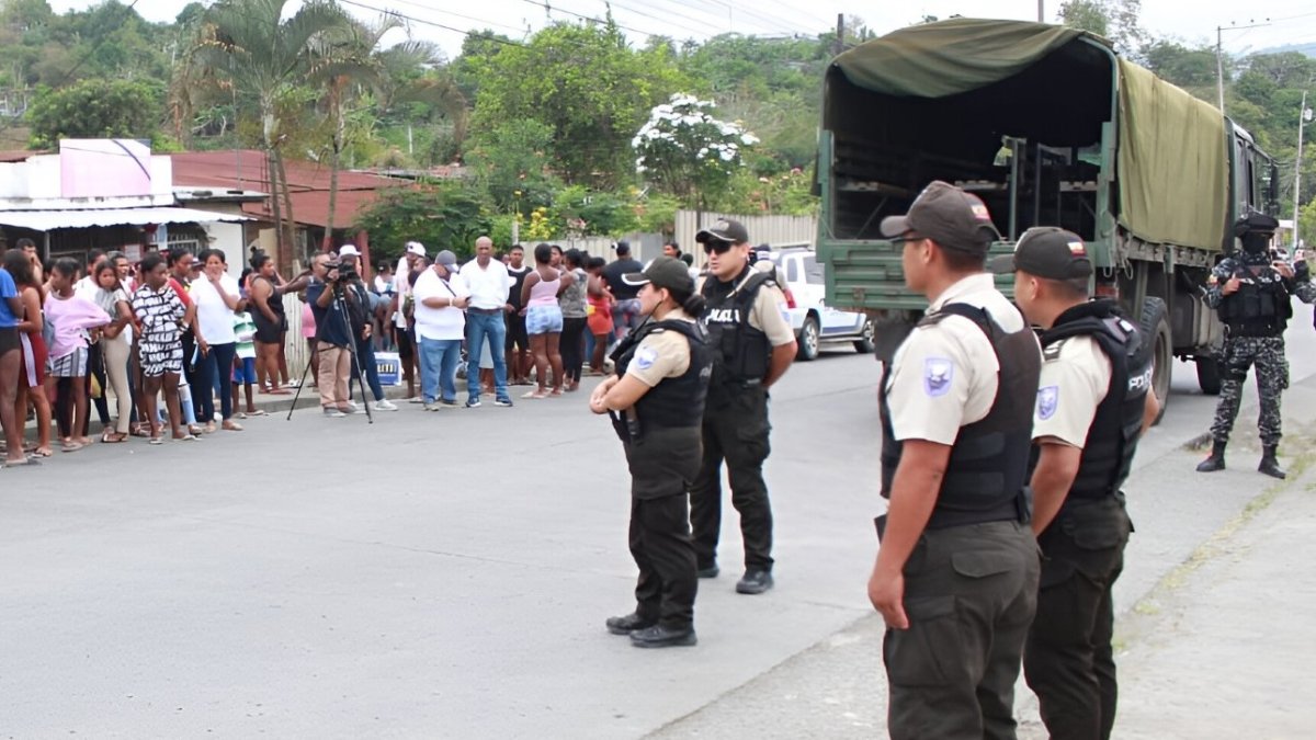 Los familiares se concentraron y protestaron en los exteriores de la Cárcel de Varones de Esmeraldas, para exigir información sobre los internos, luego de la masacre carcelaria.
