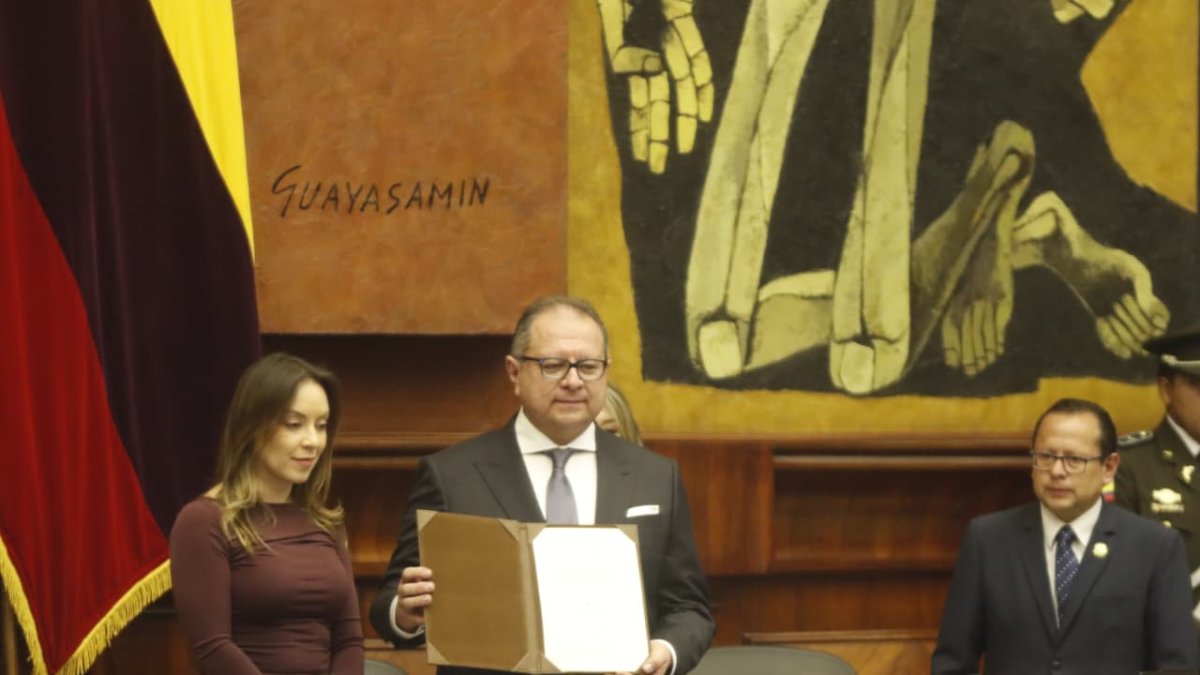 El Pleno de la Asamblea posesionó al nuevo vocal principal de la Judicatura Fabián Fabara.