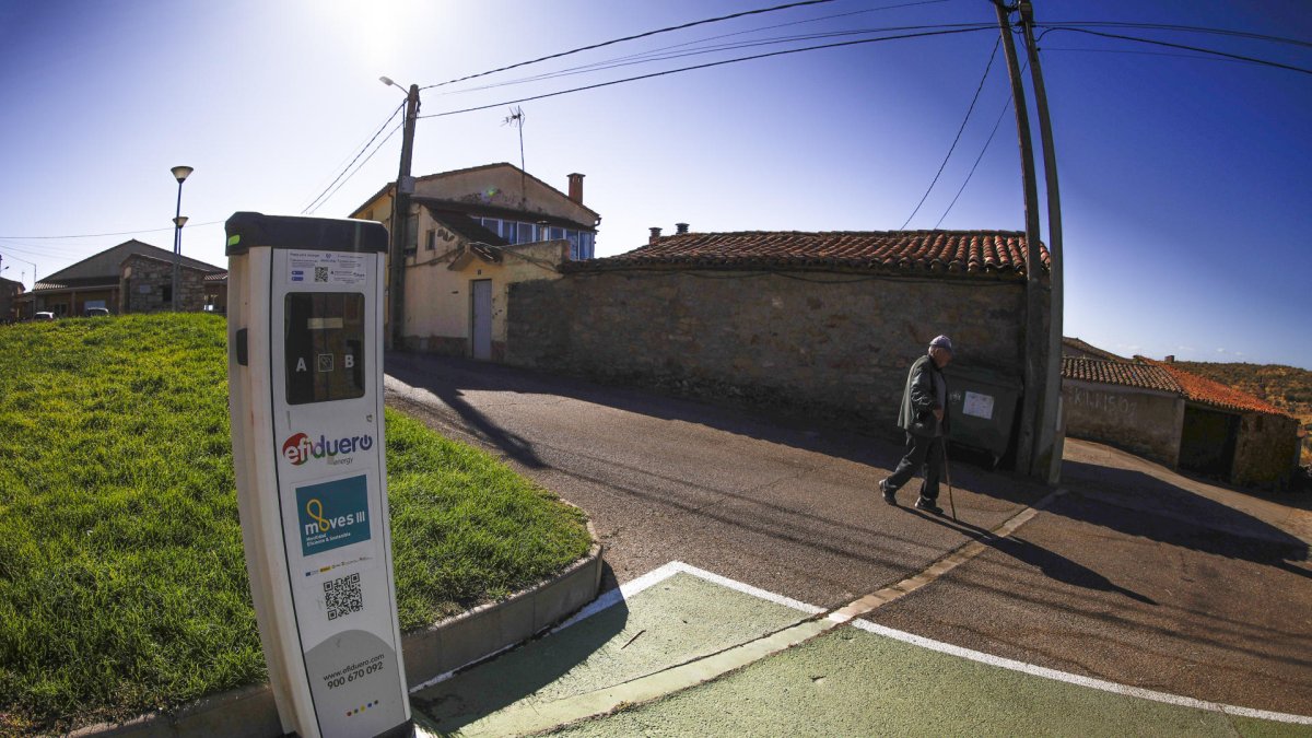 Vista del punto verde de recarga ubicado cerca del ayuntamiento de la localidad de Villaseco del Pan, Zamora.