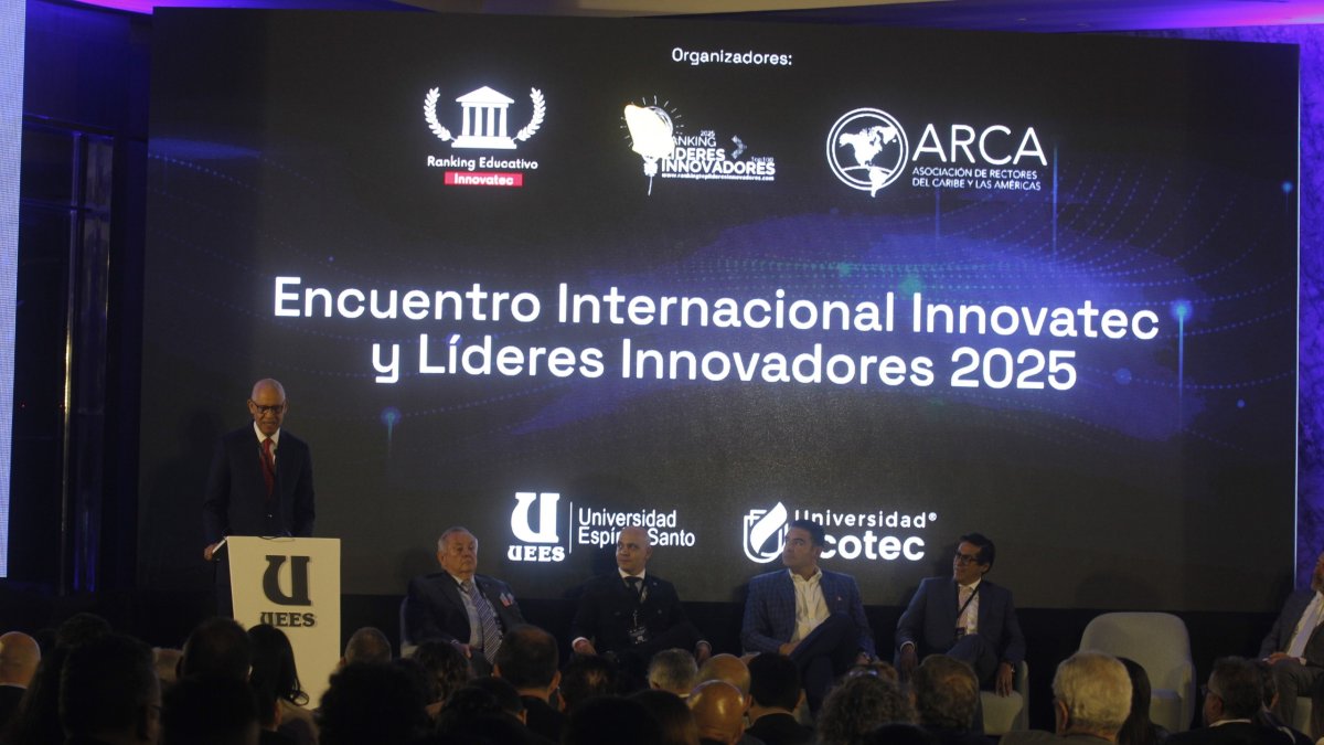 Escenario principal y autoridades durante la inauguración de Innovatec 2025.