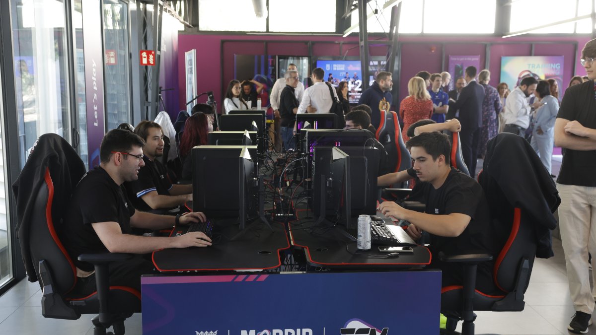 Decenas de amantes de los juegos electrónicos se congregan en la capital española por el torneo.