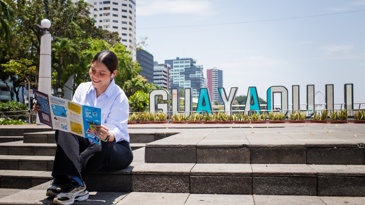 Autoridades presentan el nuevo Mapa de Atractivos Turísticos de Guayaquil durante evento oficial.