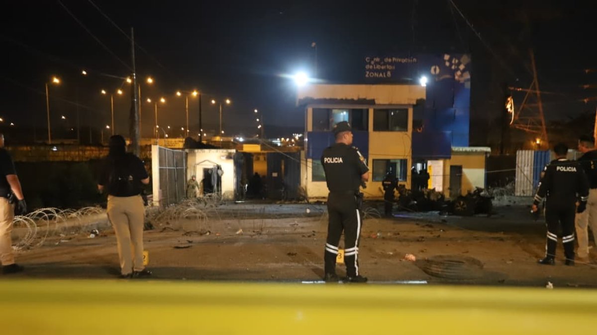 Explosión de coche bomba en los exteriores de la Penitenciaría del Litoral.