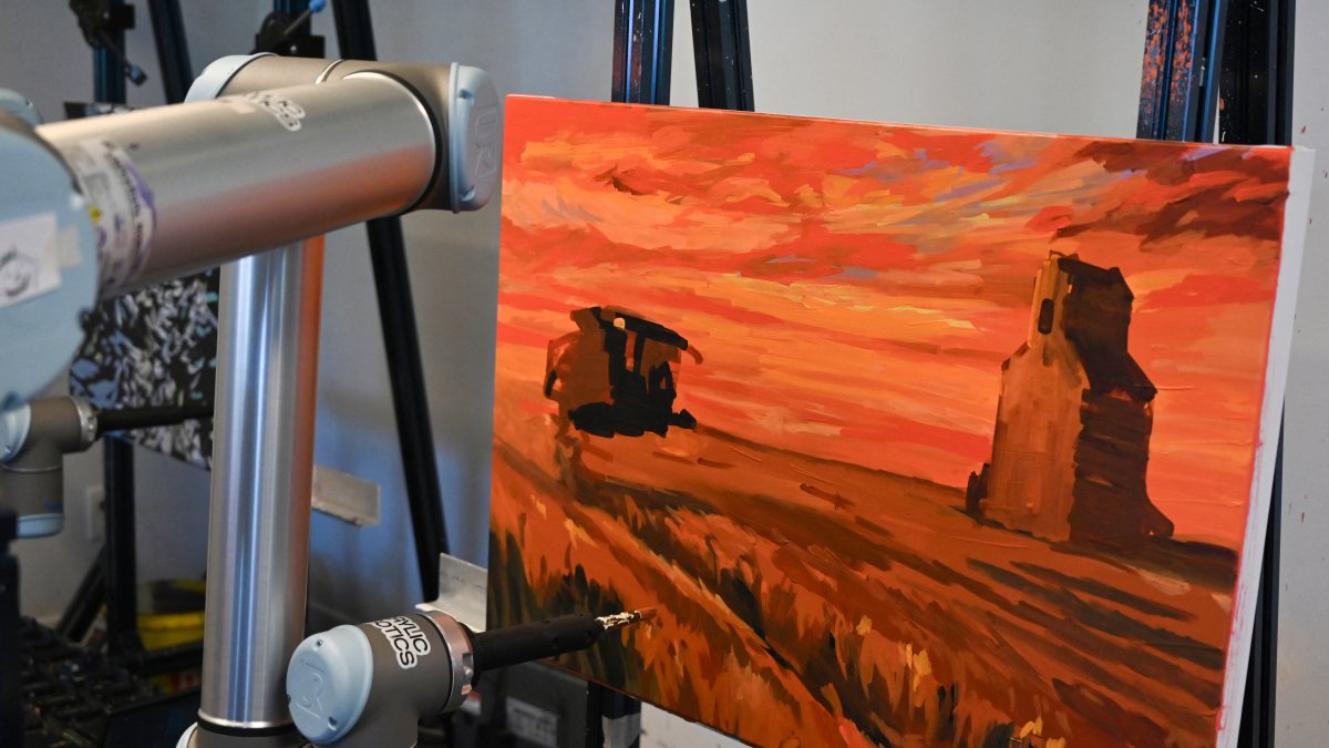 Robot. Un brazo robótico pinta un lienzo en el estudio Acrylic Robotics.