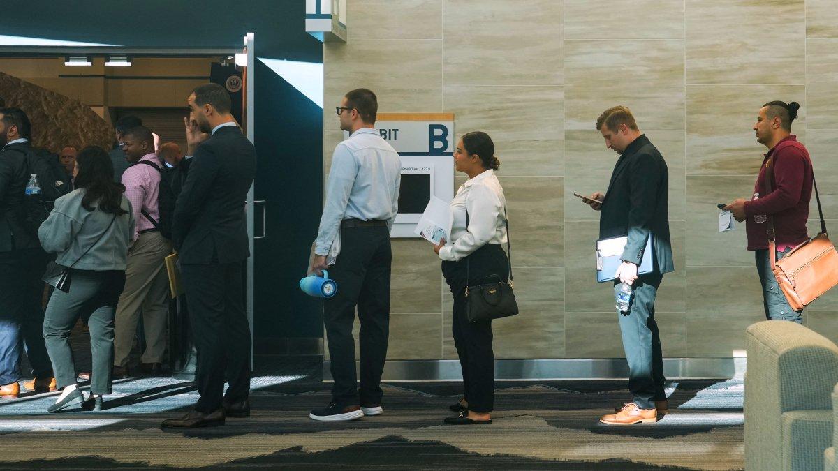 Postulantes. Personas esperan en fila en una feria de empleo organizada por ICE en el Centro de Convenciones del Valle de Utah, en Provo, Utah, en septiembre de 2025.