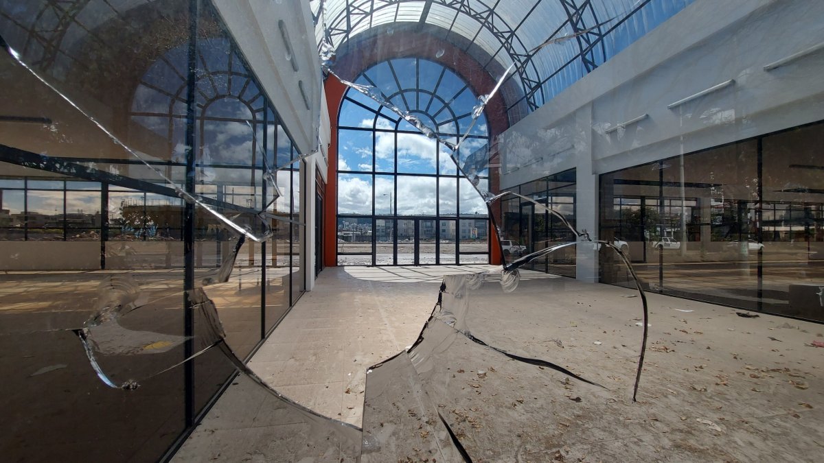 Así luce la exestación de La Y, en el norte, con vidrios rotos y grafitis por doquier en la entrada principal.