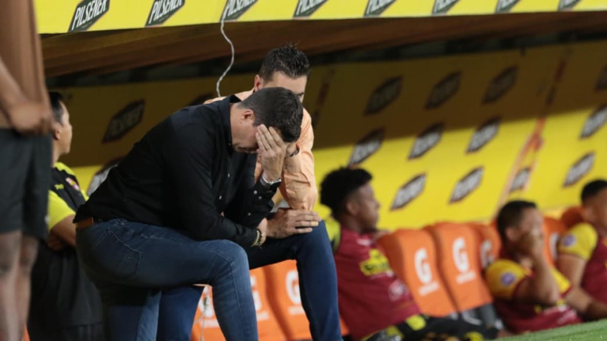 Ismael Rescalvo con gestos de molestias en la zona técnica de Barcelona SC.