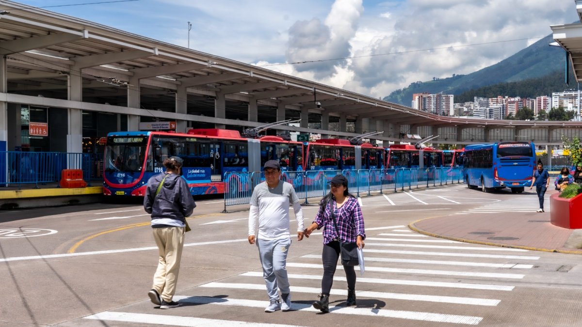 Desvíos en el Trolebús y rutas alimentadoras por rehabilitación vial en El Labrador, norte de Quito.