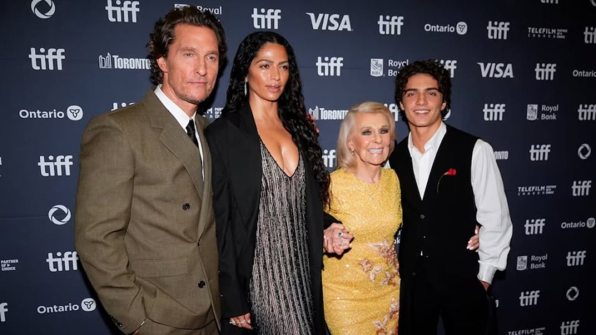 Matthew McConaughey junto a su esposa Camila, su mamá Kay y su hijo Levi