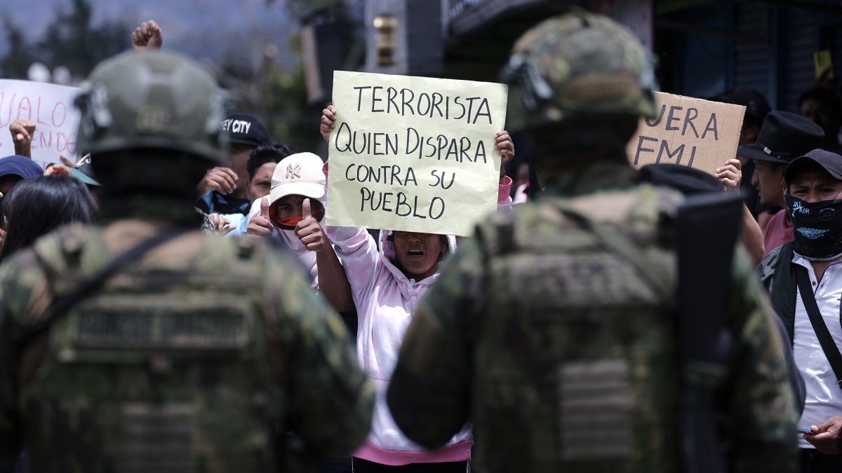 Personas se manifiestan a las afueras del Coliseo de Otavalo este 24 de septiembre de 2025, durante un evento presidencial, en Otavalo (Ecuador).