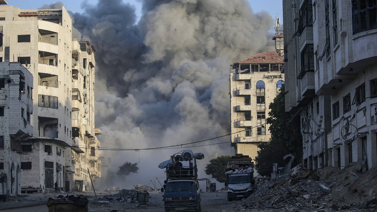 El humo se eleva en la Torre de La Meca tras un ataque aéreo israelí.