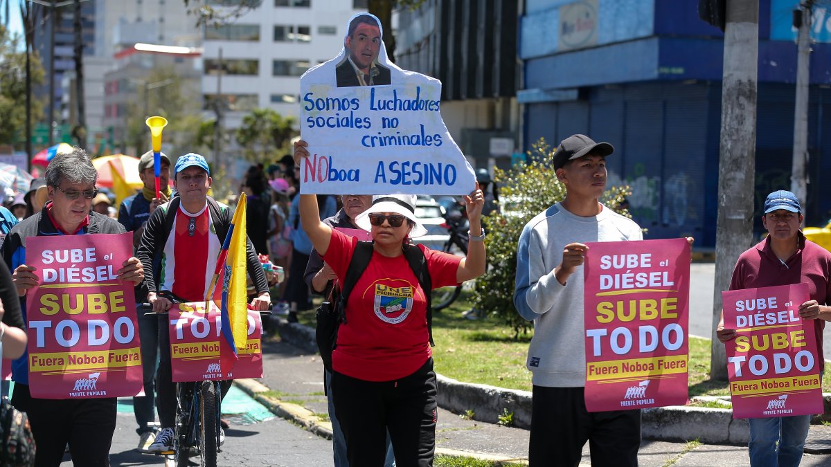 Personas a favor de la despenalización del aborto participan en una manifestación este domingo, en Quito (Ecuador).